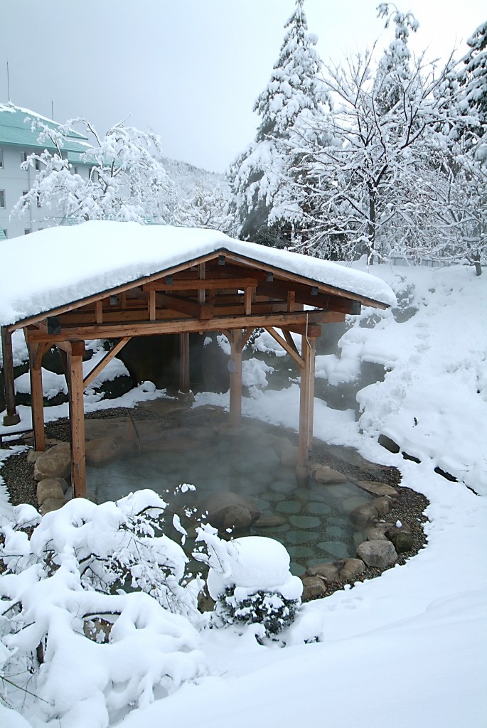 Fuga-no-yado Chouseikan: Snowy open air bath | SELECTED ONSEN RYOKAN ...